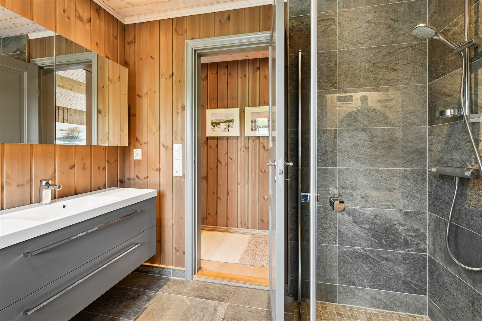 Badet er romslig og delikat. Galleribilde