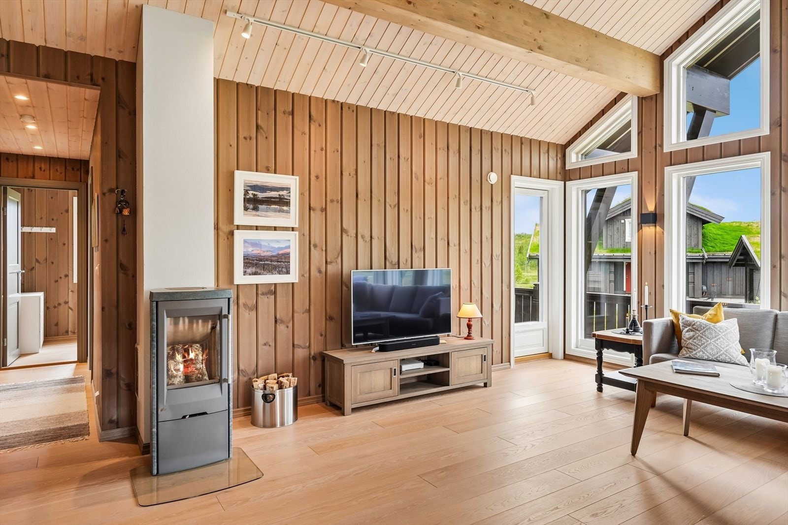 Fra stua er det gang inn til en fløy med tre soverom og ett bad, en fin del av hytta å kunne disponere for gjester og familie. Galleribilde