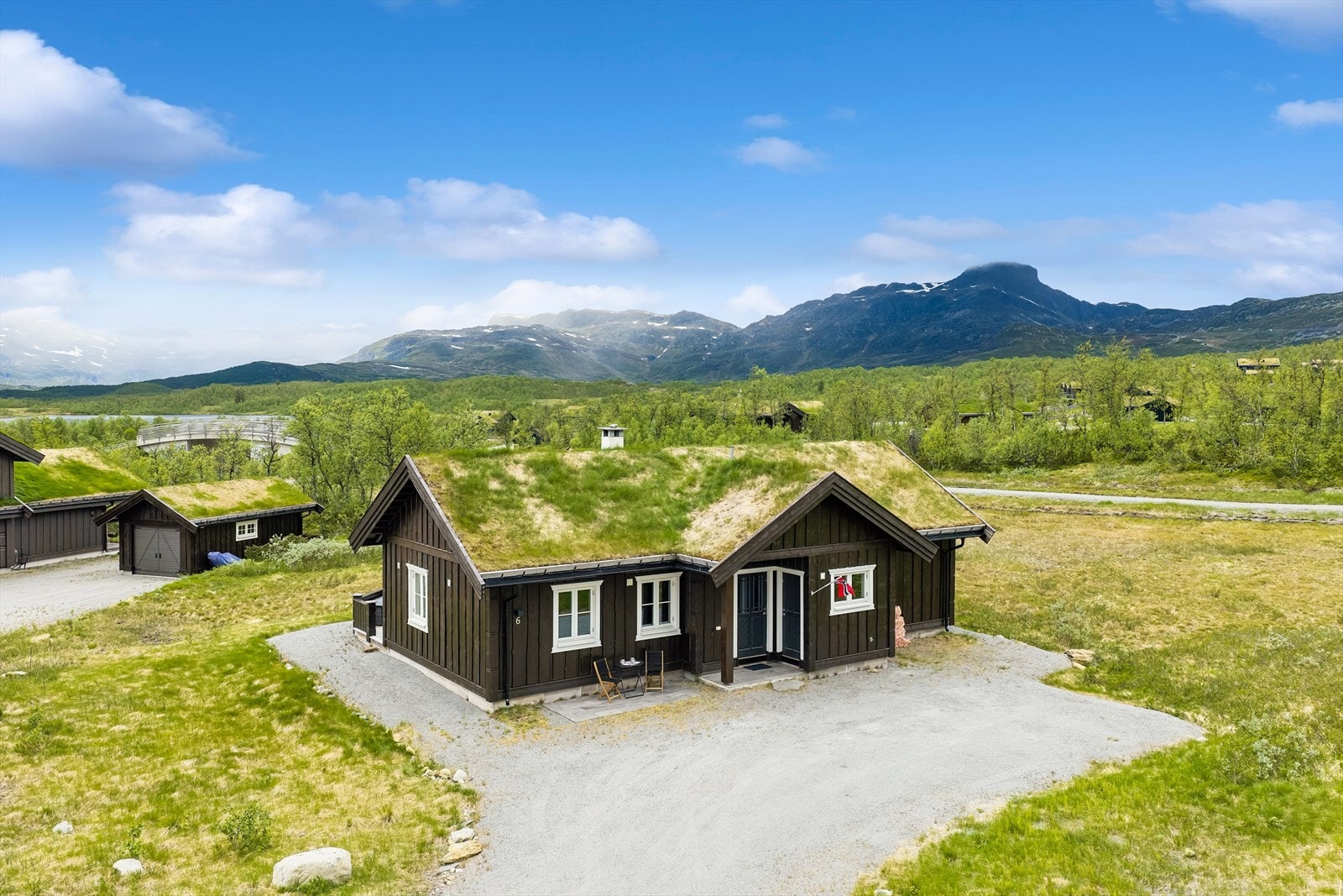 Nydelig utsikt til vakker fjellheim med blant annet Slettefjell og Mugnetind, og ikke minst Bitihorn som nærmeste nabo , lar seg enkelt nyte både inne fra hytta og ute på de solrike terrassene. Galleribilde