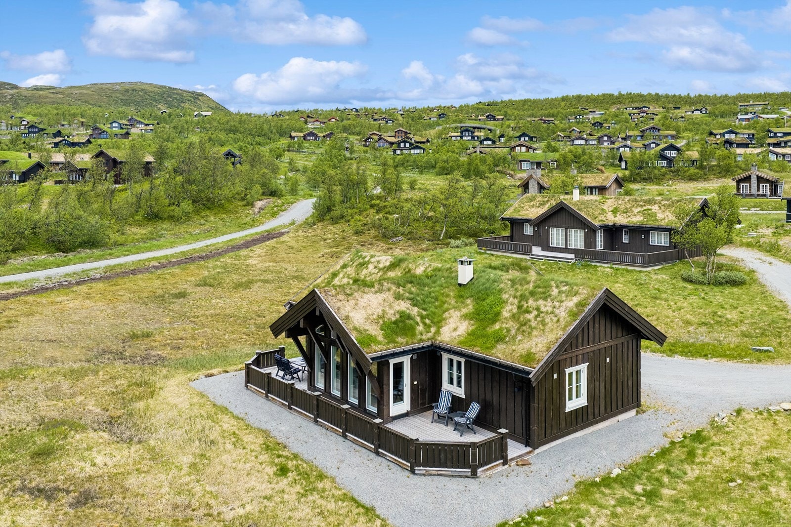 Her kan man enkelt se at både valg av hyttetype og hyttetomt er nøye gjennomtenkt fra selgers side. Tomta ligger i utkanten av feltet, nær friområder og med direkte tilgang til områdets flotte løypenett. Galleribilde