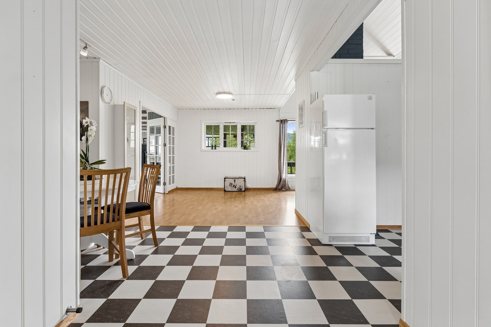 Fra kjøkkenet er det åpen løsning mot en av boligens stuer. Galleribilde