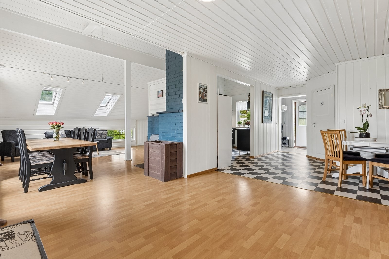 Gjennomgående planløsning i hovedetasjen med flere stuer og soner. Galleribilde