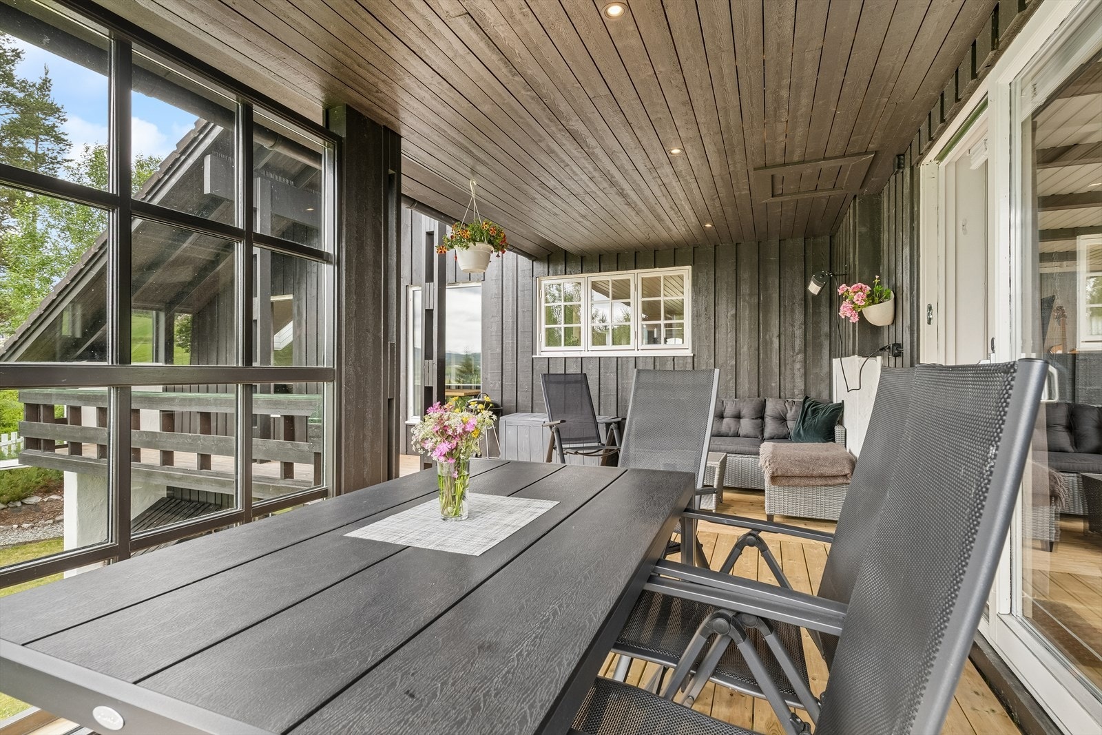 Verandaen er et flott uterom med plass til både spisebord og sofagruppe. Galleribilde