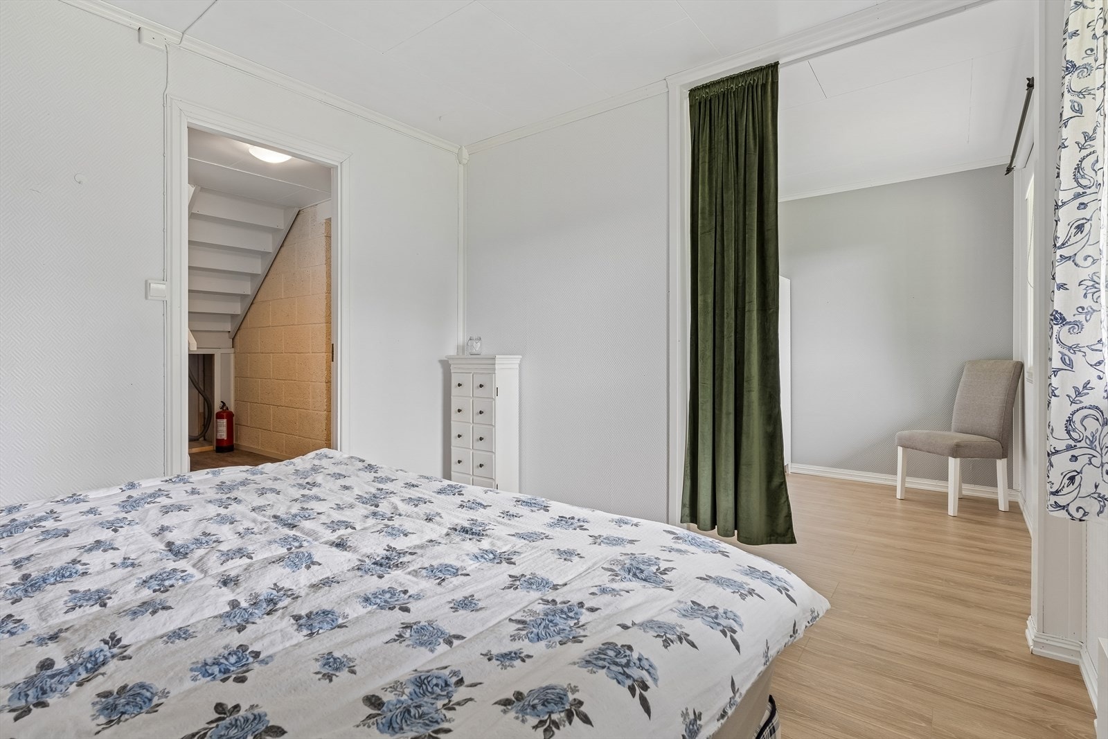Romslig soverom med plass til dobbeltseng og garderobeløsning. (I henhold til tegninger er rommet opprinnelig to soverom) Galleribilde