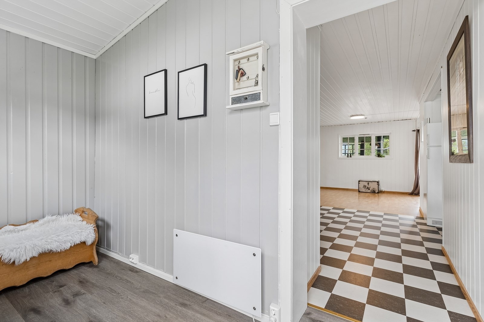 Entréen er en del av et tilbygg fra 1997 og leder videre inn i boligen. Galleribilde