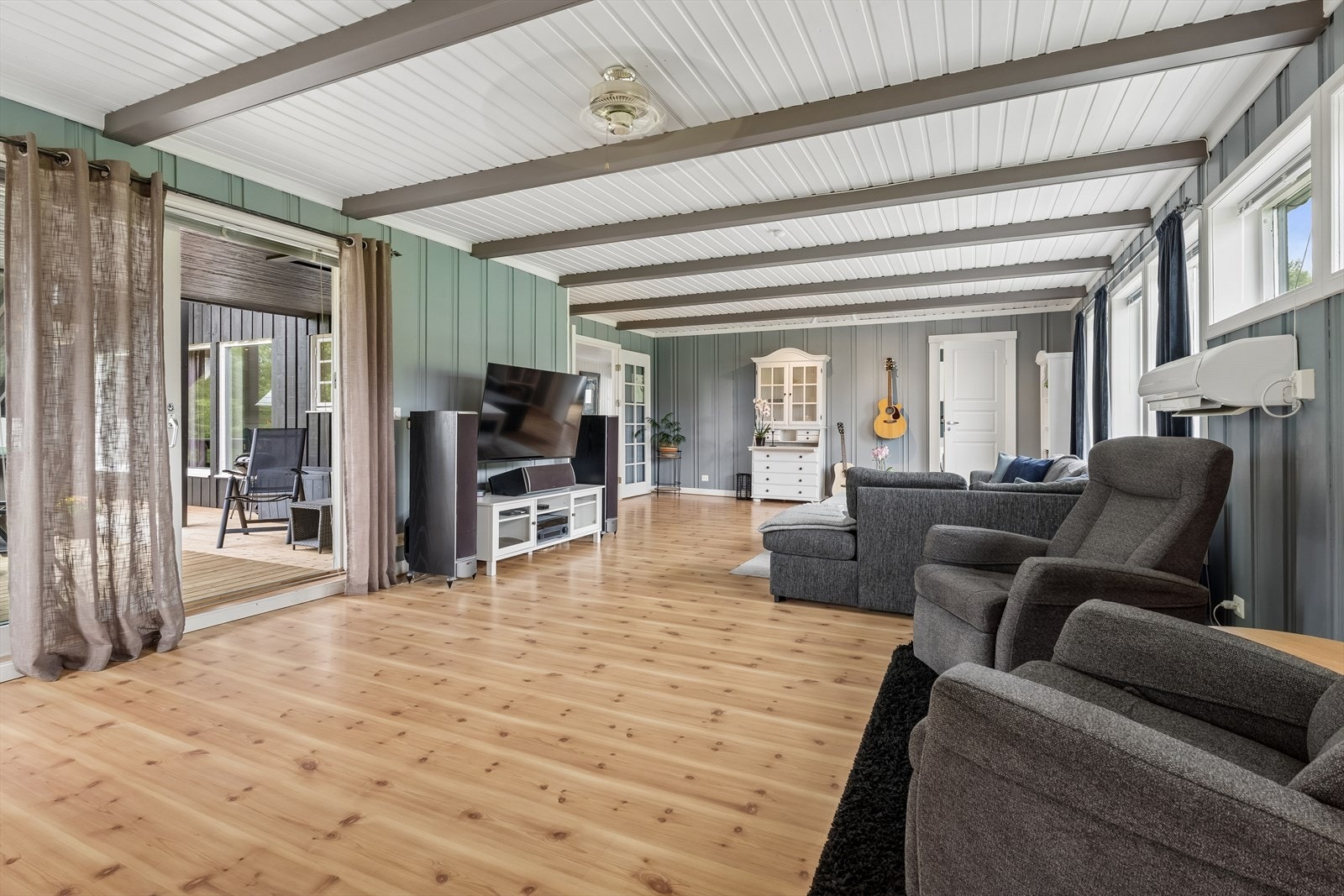 Fra stuen er det direkte utgang til en delvis overbygd veranda via skyvedør Galleribilde