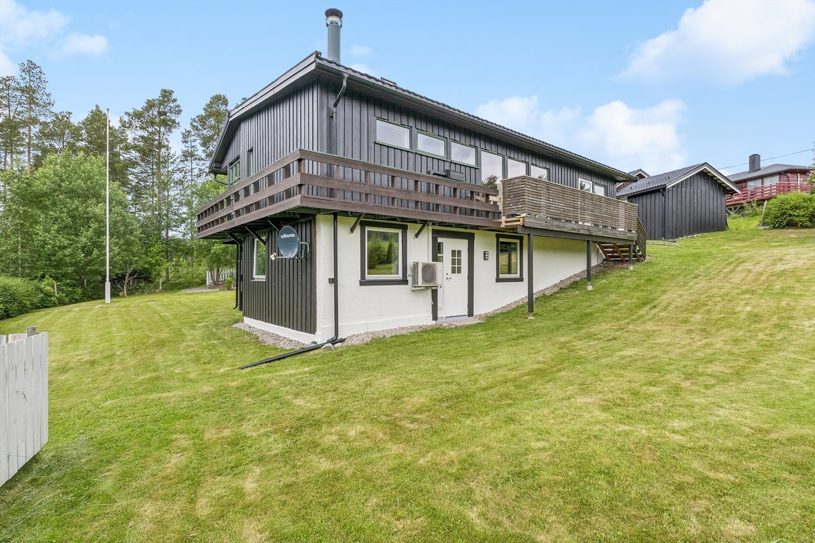 Underetasjen har egen inngang fra hagen. Galleribilde