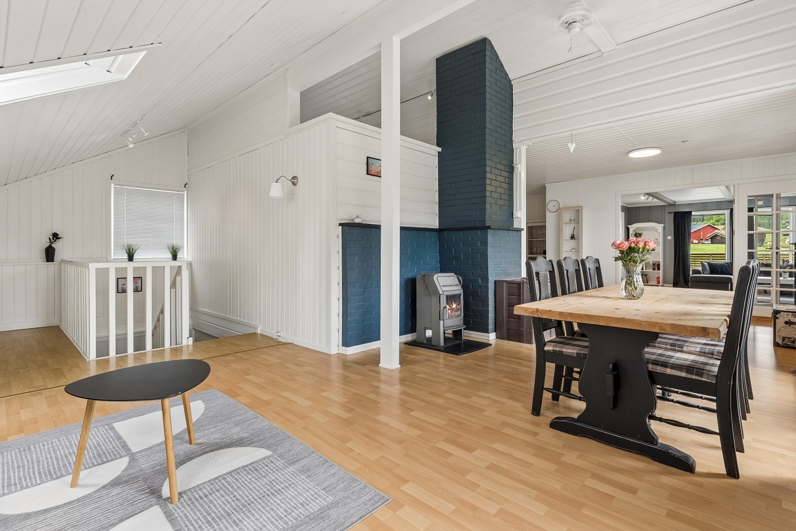 Spisestuen har en Jøtul Petite peisinnsats som gir god varme. Galleribilde