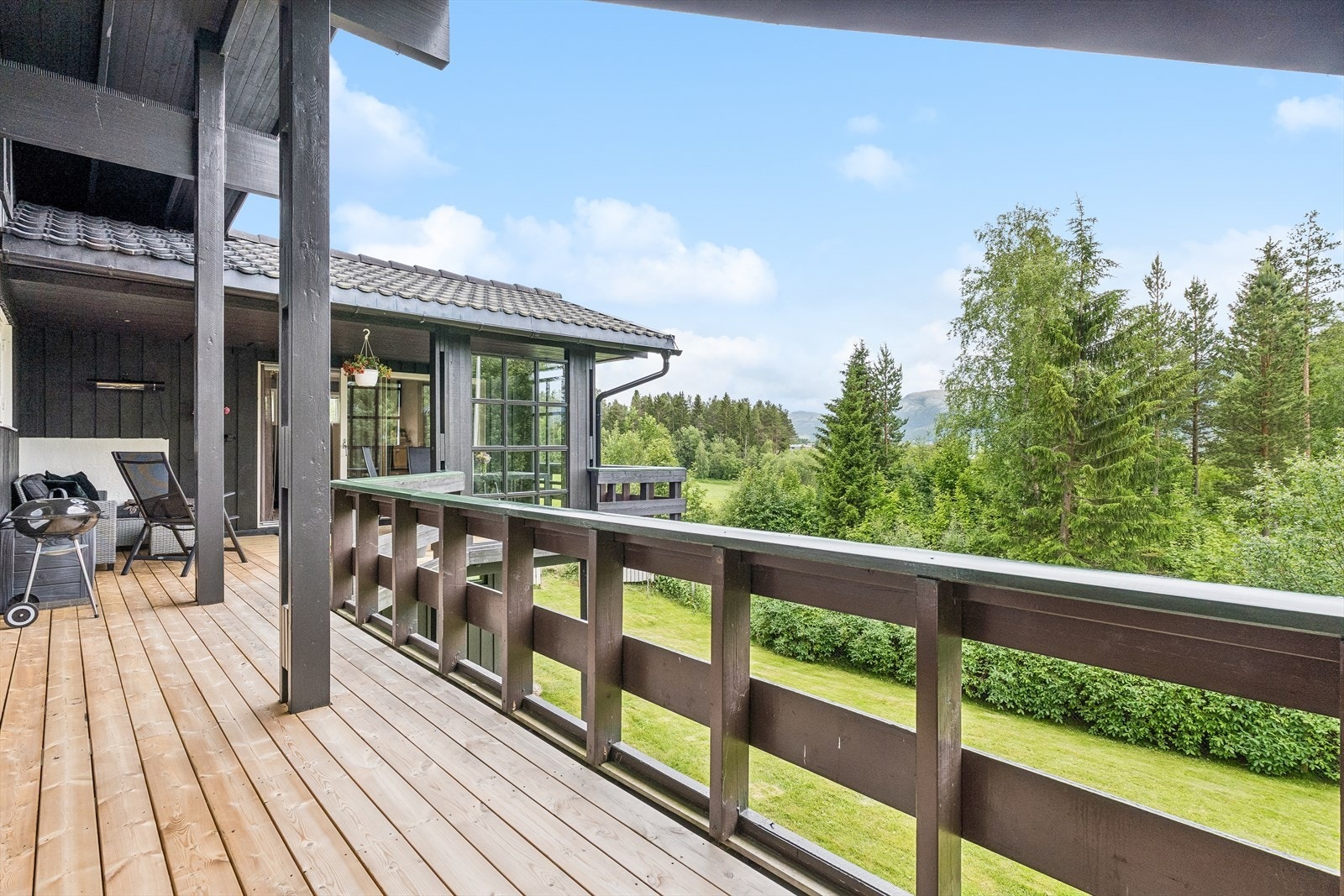 Fra verandaen har man utsikt over nærområdet og hagen. Galleribilde