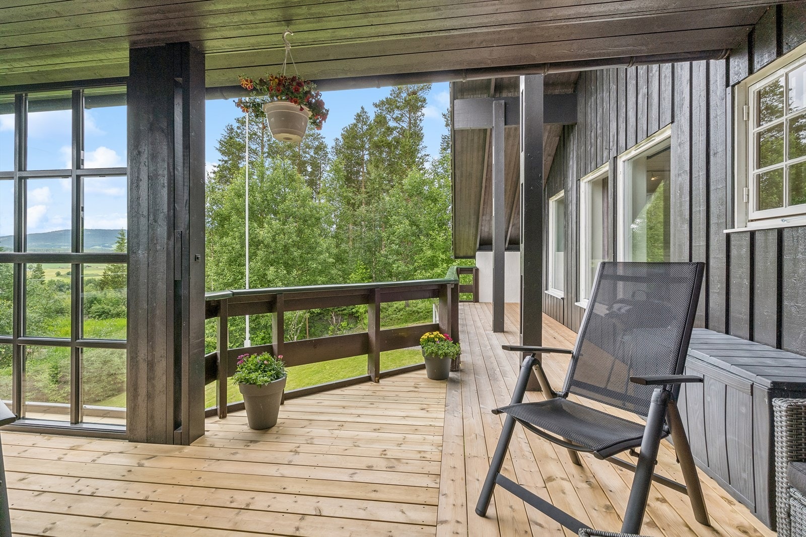 Den delvis overbygde verandaen har god plass til sittegrupper. Galleribilde