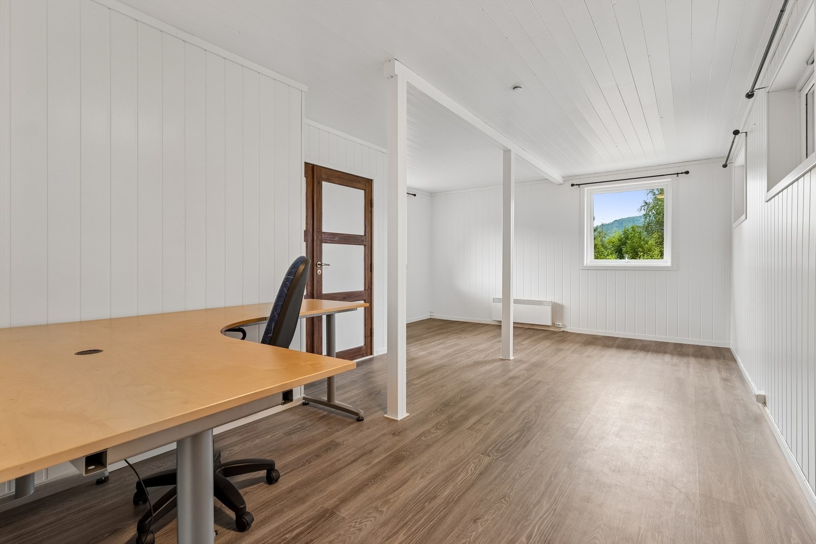 Stort, innredet rom i den uferdige delen av underetasjen med flere bruksmuligheter. (I henhold til tegninger kontor/trykkeri) Galleribilde