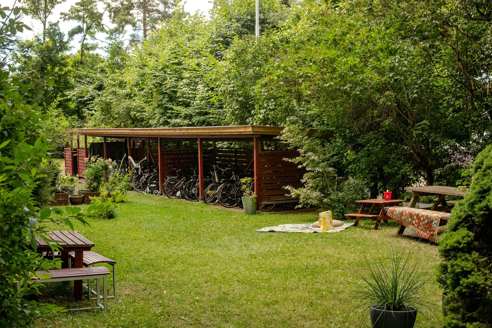 I tilknytning til fellesarealet er det også tilrettelagt for praktisk og skjermet sykkelparkering, som utenforstående ikke får tilgang til. Galleribilde