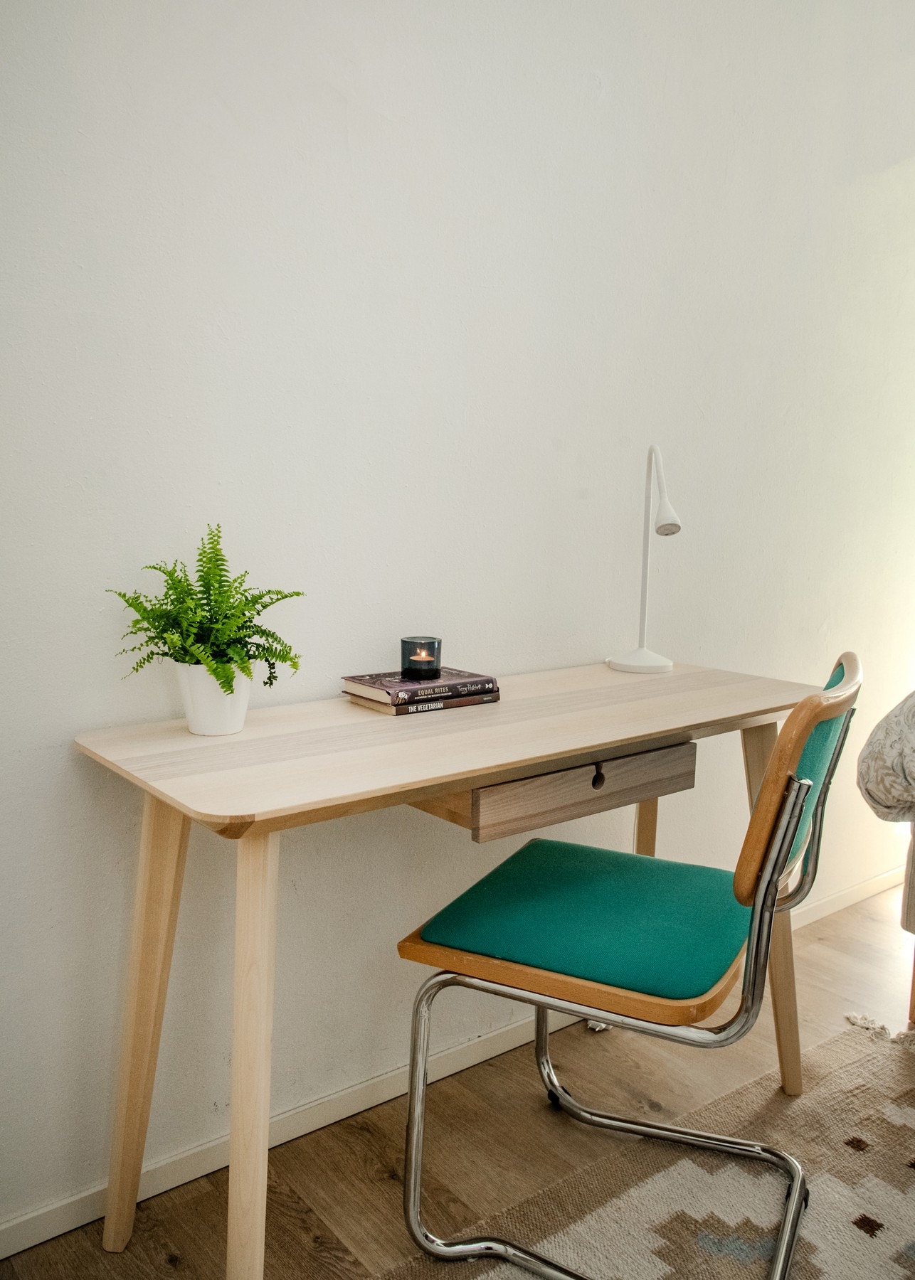 Soverommet er i dag innredet med en praktisk arbeidsplass med skrivebord, uten at det går på bekostning av rommets øvrige møblering. Galleribilde