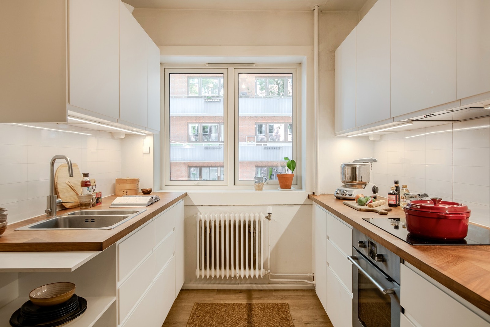 Den praktiske utformingen gir gode arbeidsflater på finert benkeplate. Galleribilde