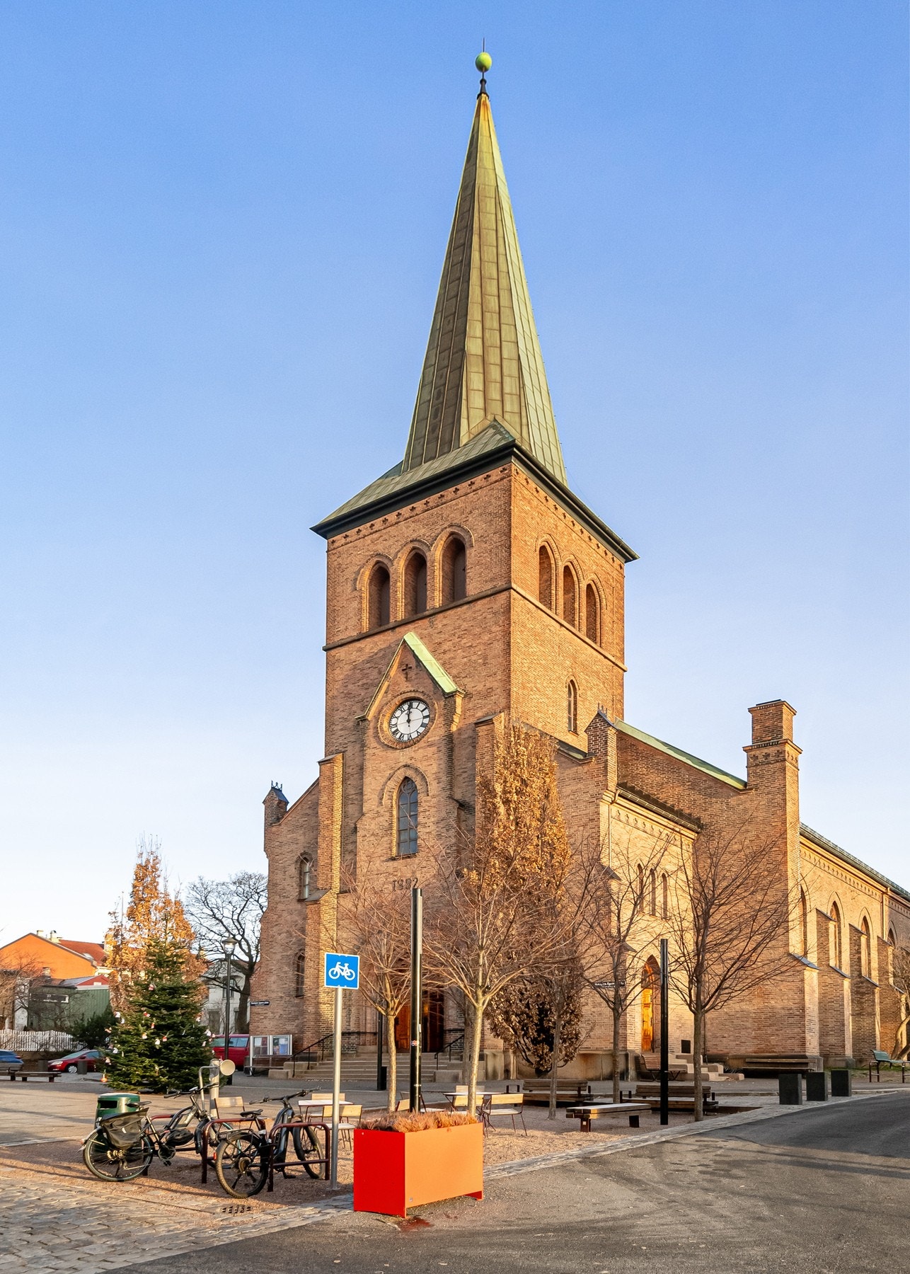 Like i nærheten ligger vakre Kampen kirke. Galleribilde