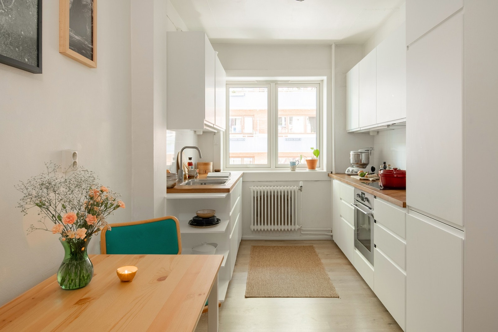 Kjøkkenet har en lys og tidløs IKEA-innredning fra 2017, med lyse fronter og takhøye overskap som sørger for rikelig med oppbevaringsplass. Galleribilde