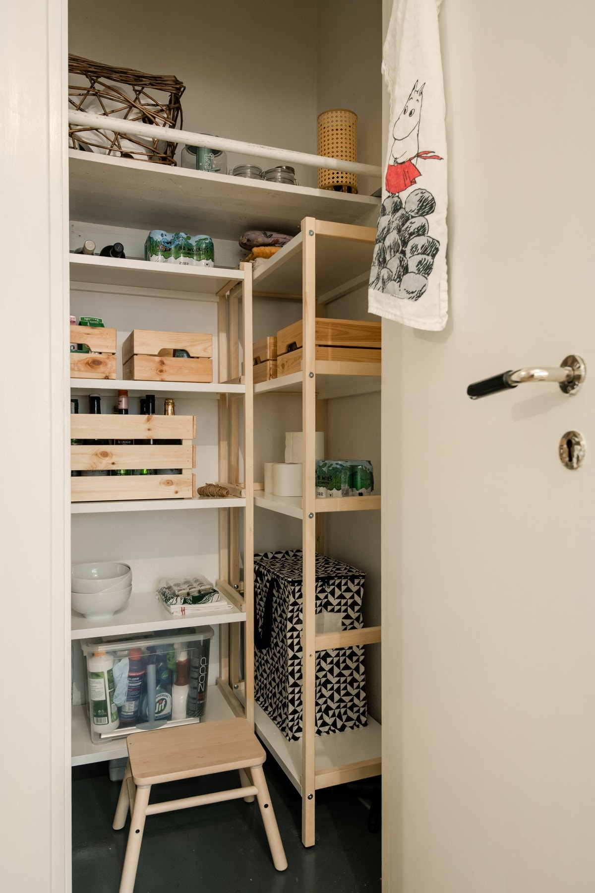 Fra kjøkkenet er det adkomst til et praktisk spiskamme, som er meget praktisk. Galleribilde