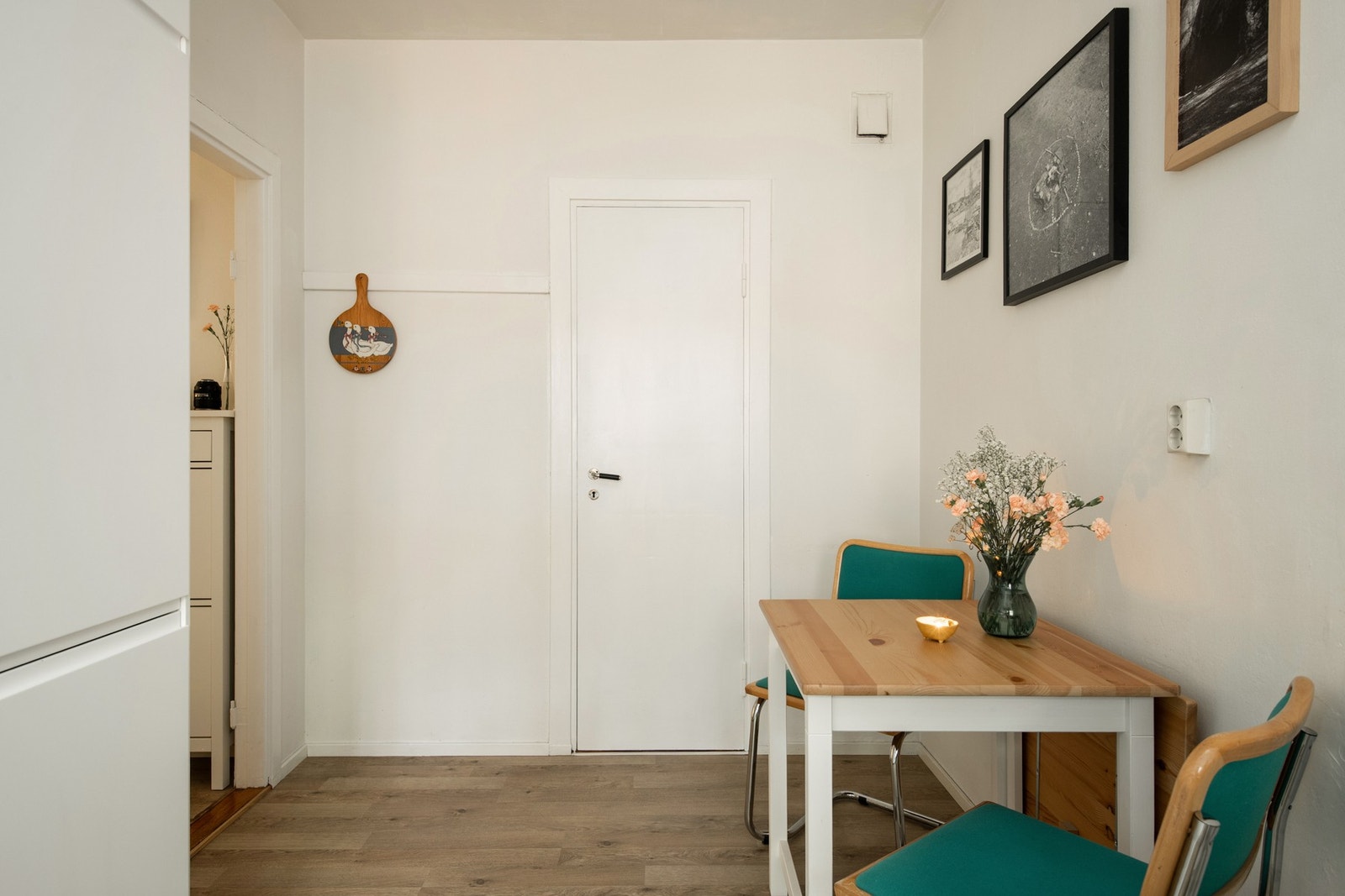 Spiseplassen er innredet med spisebord som kan utvides ved middagsselskap. Galleribilde