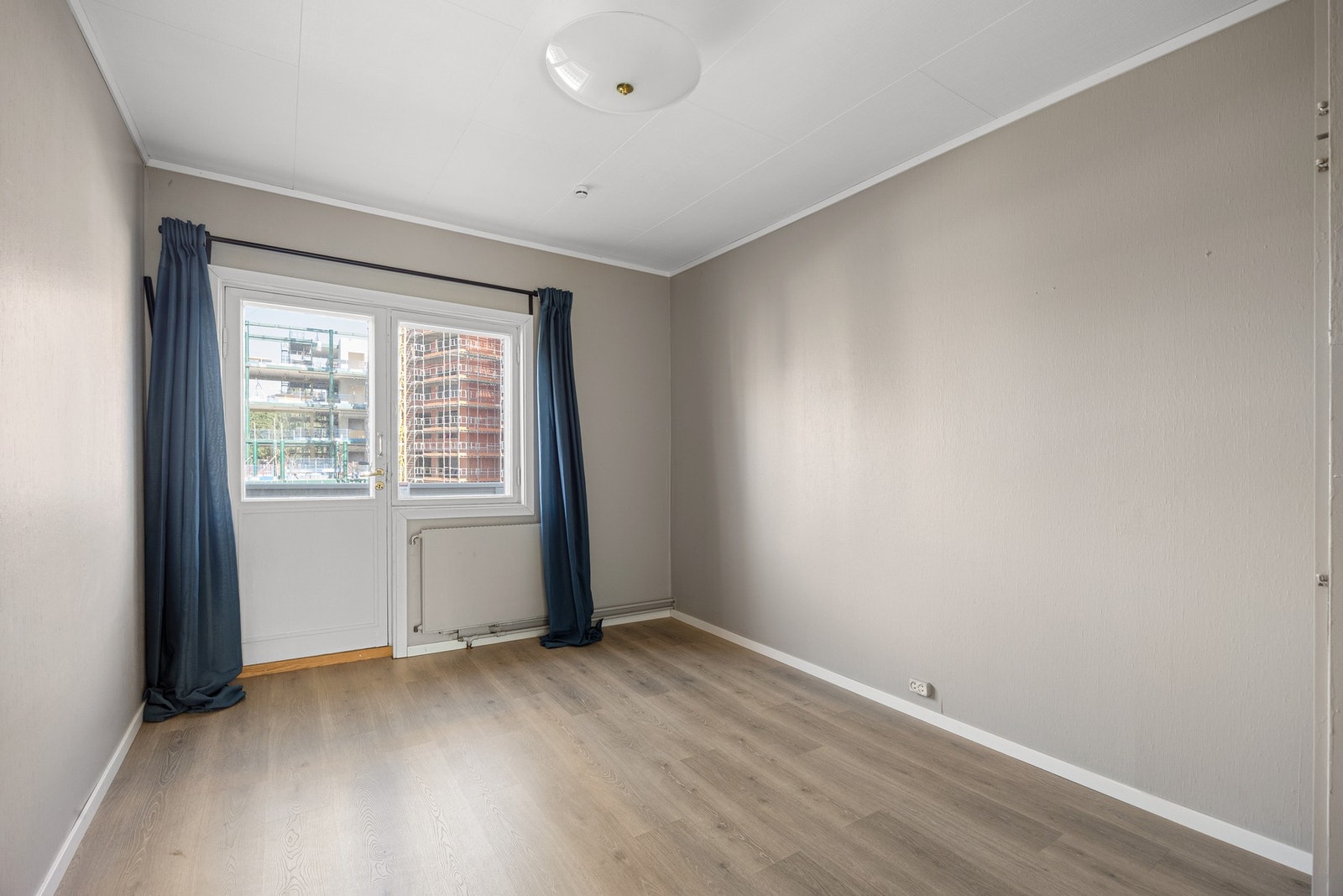 Fra det ene soverommet er det utgang til en hyggelig balkong med gode solforhold og en hyggelig utsikt. Soverom 2. Galleribilde
