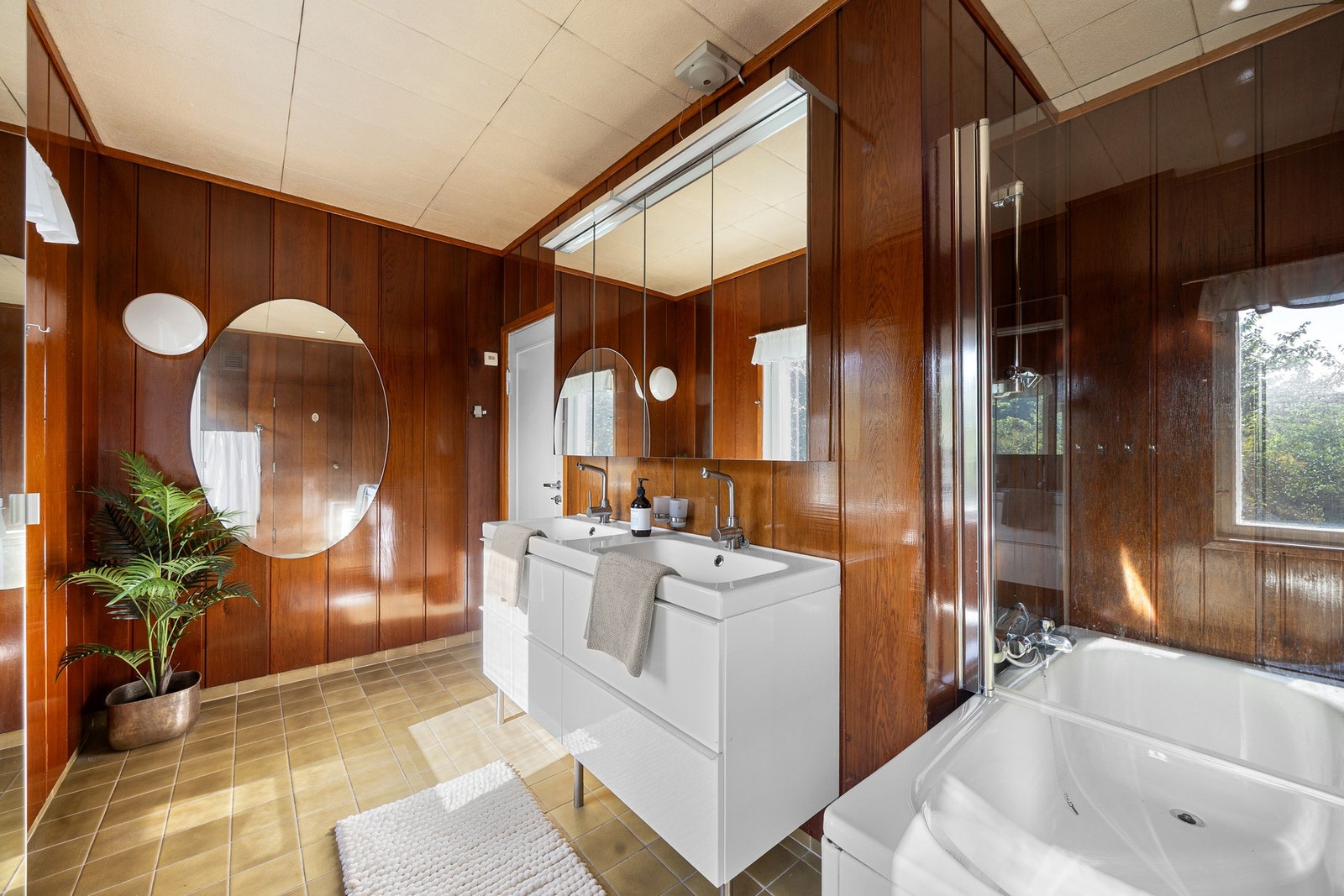 Badet ligger i boligens 2. etasje og er innredet med servantseksjon, toalett, badekar og dusjkabinett. Galleribilde