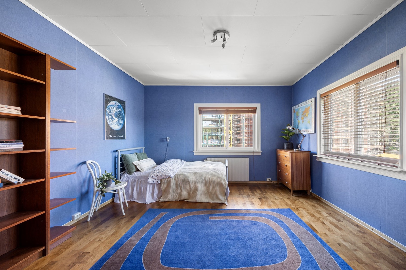 Samtlige av rommene er av god størrelse og har plass til både seng og garderobeløsning. Soverom 3. Galleribilde