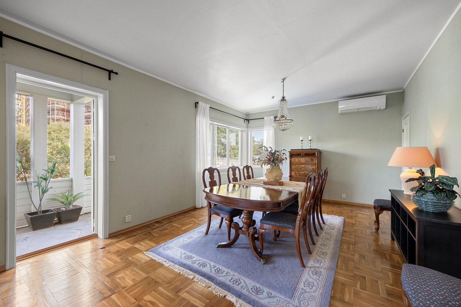 Fra stuen er det direkte utgang til en solrik terrasse på ca. 34 m², fordelt over to nivåer. Galleribilde