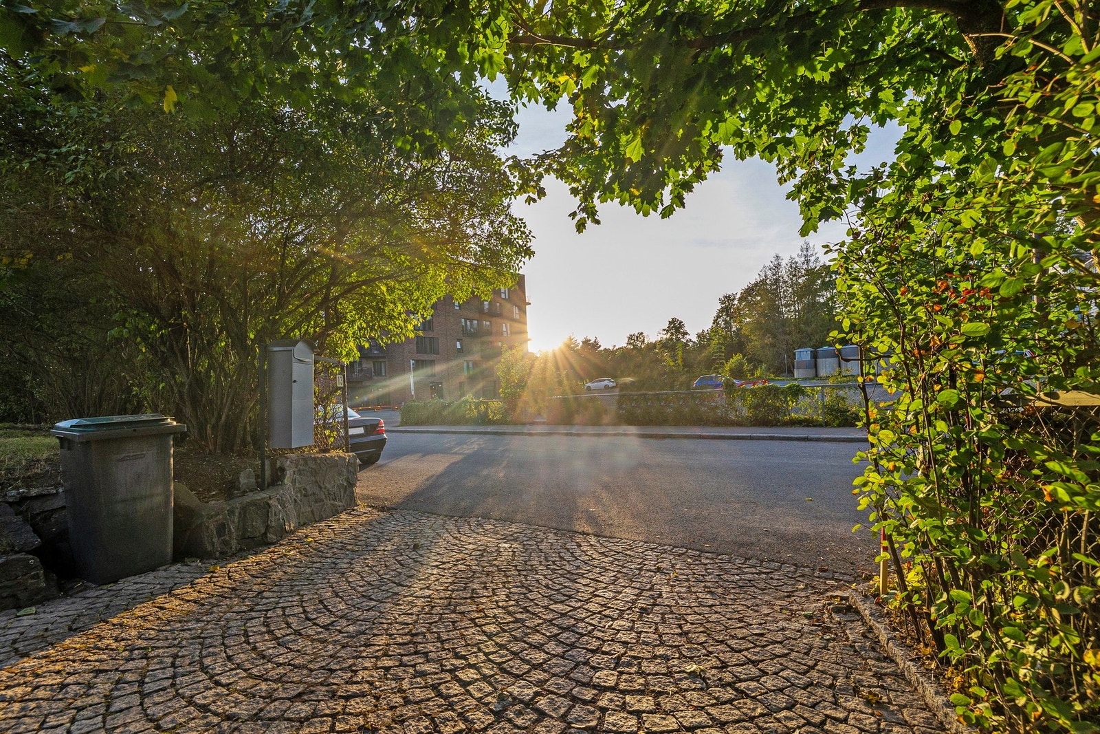 Eiendommen har en tilbaketrukket og grønn beliggenhet med hyggelig adkomst og gode parkeringsmuligheter på egen tomt. Galleribilde