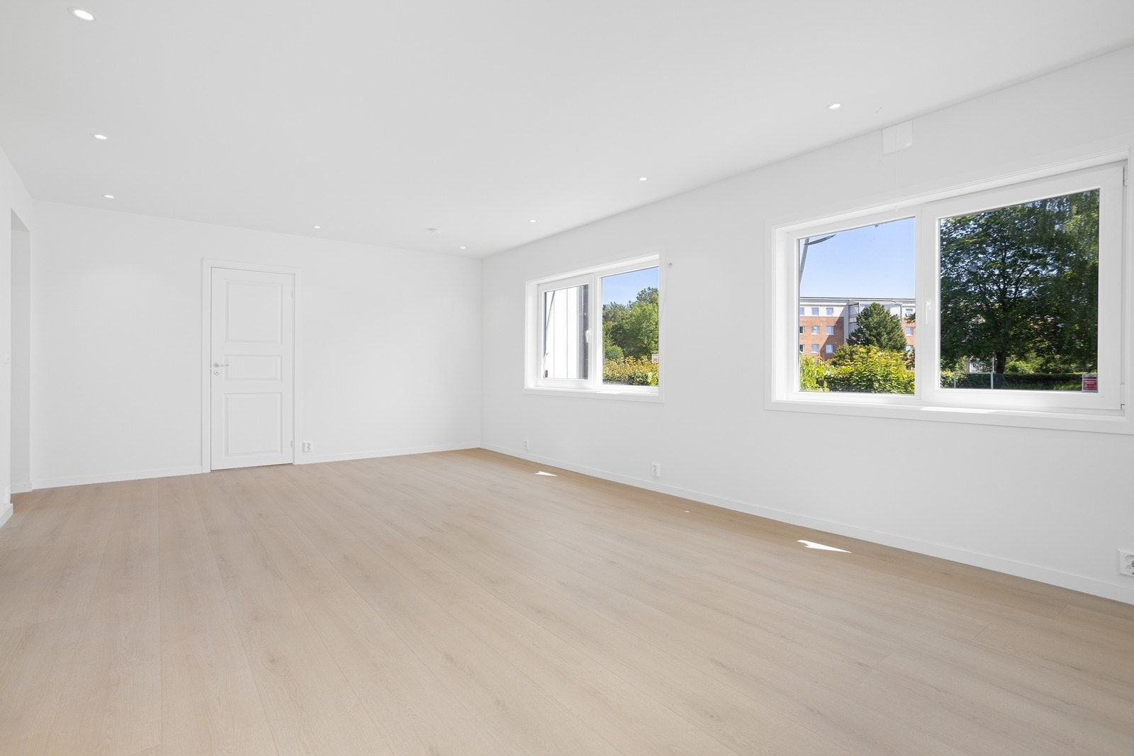 Gangvei til både dagligvare, Gimsøy skole og barnehage. Galleribilde