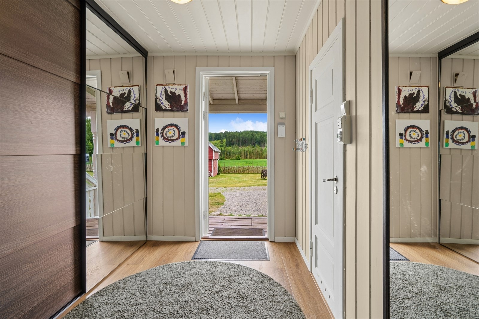 Gangen har skyvedørsgarderobe og Yale Doorman på ytterdøren. Galleribilde