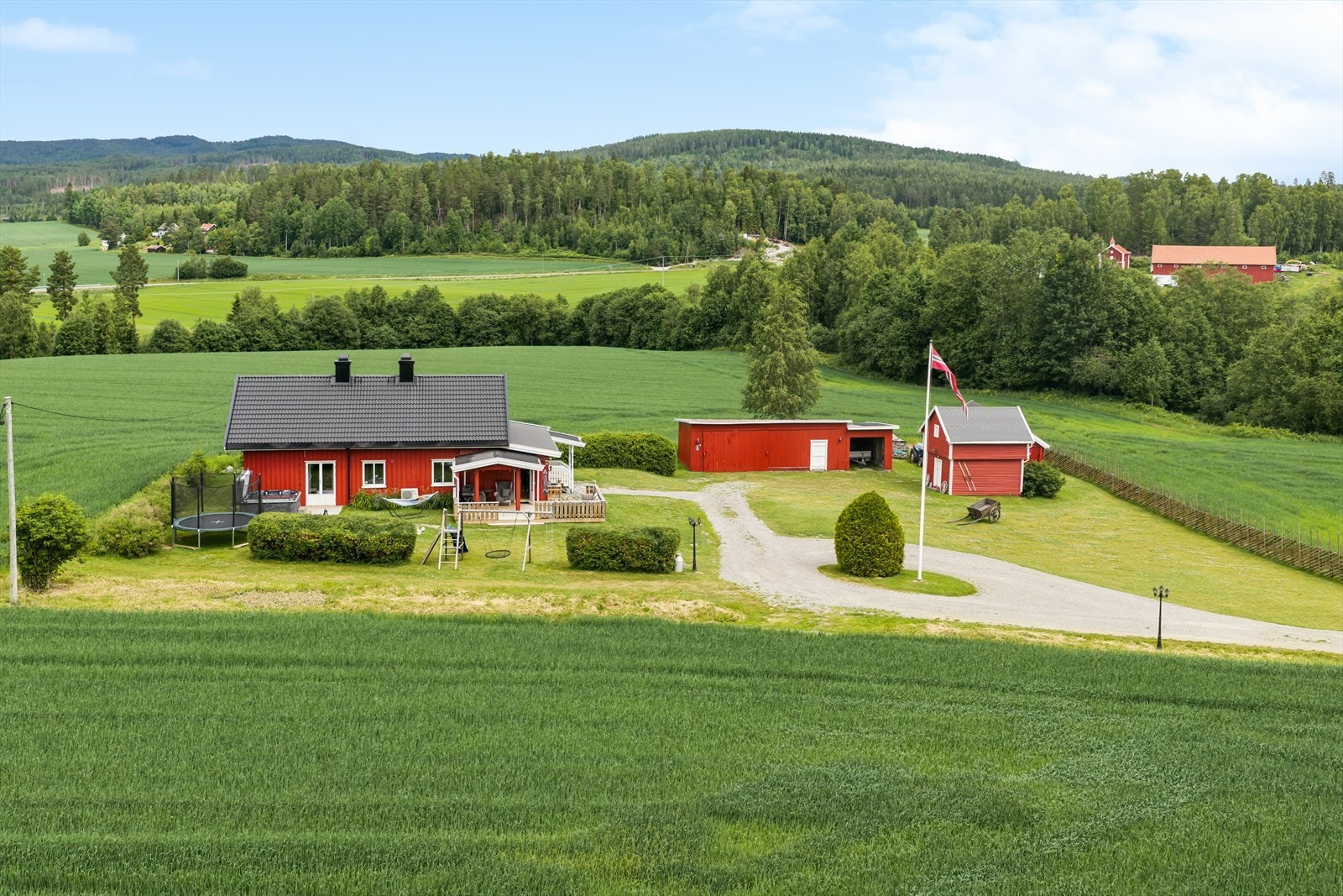 Eiendommen består av bla. 55,90 dekar fulldyrka jord med driveplikt. Galleribilde