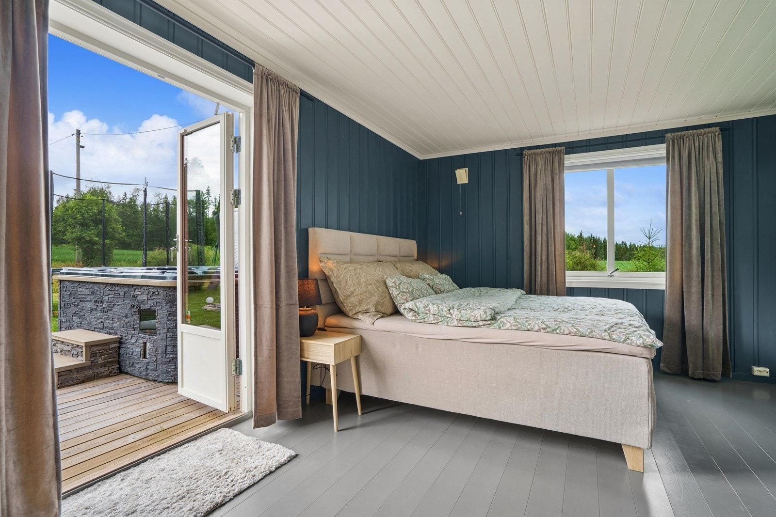 Hovedsoverommet har tofløyet terrassedør med utgang til en platting på 17 m². Galleribilde