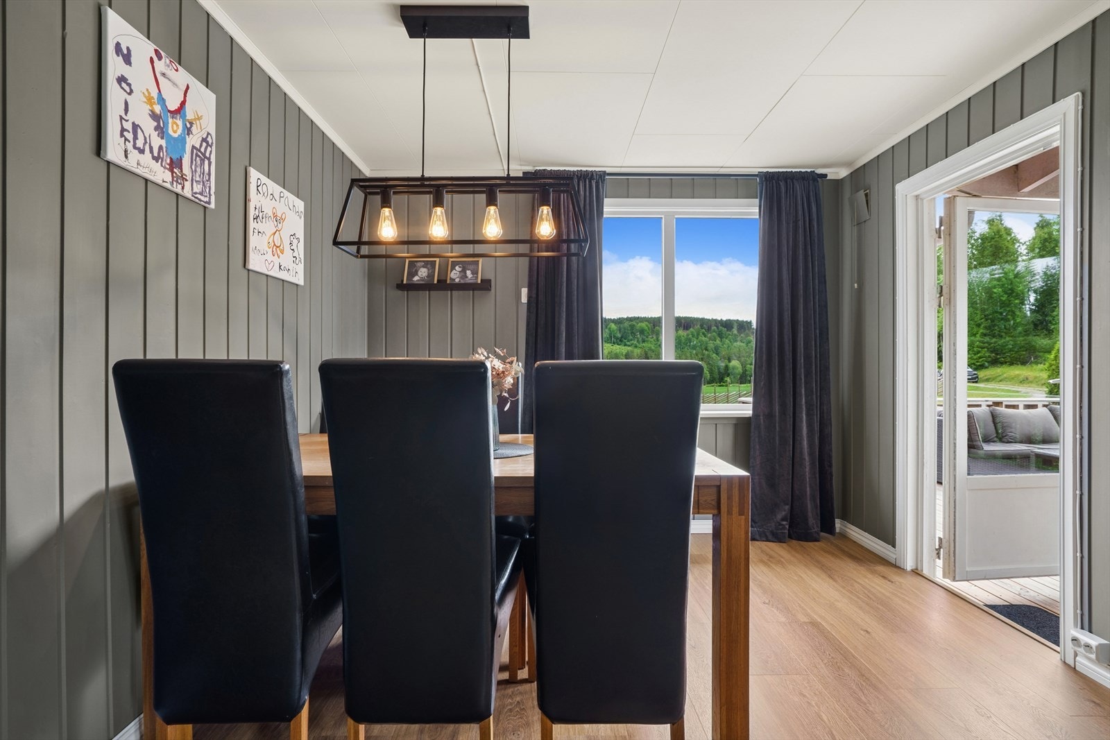 Fra spisestuen er det direkte utgang til den sydvestvendte terrassen. Galleribilde