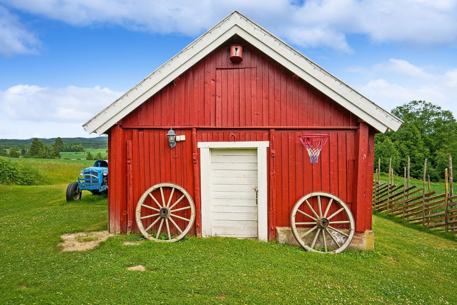 Fjøset fra 1896 inneholder garasje og lagerrom. Galleribilde