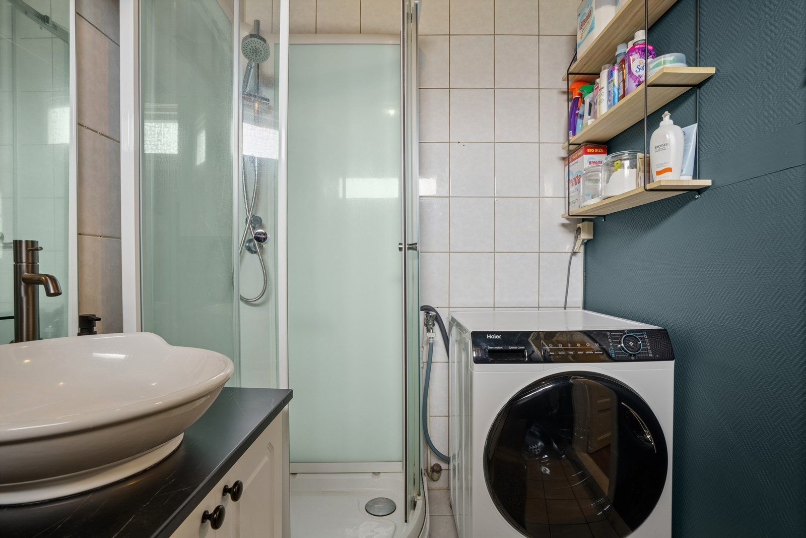 Badet er utstyrt med dusjkabinett fra 2024 og har opplegg for vaskemaskin. Galleribilde