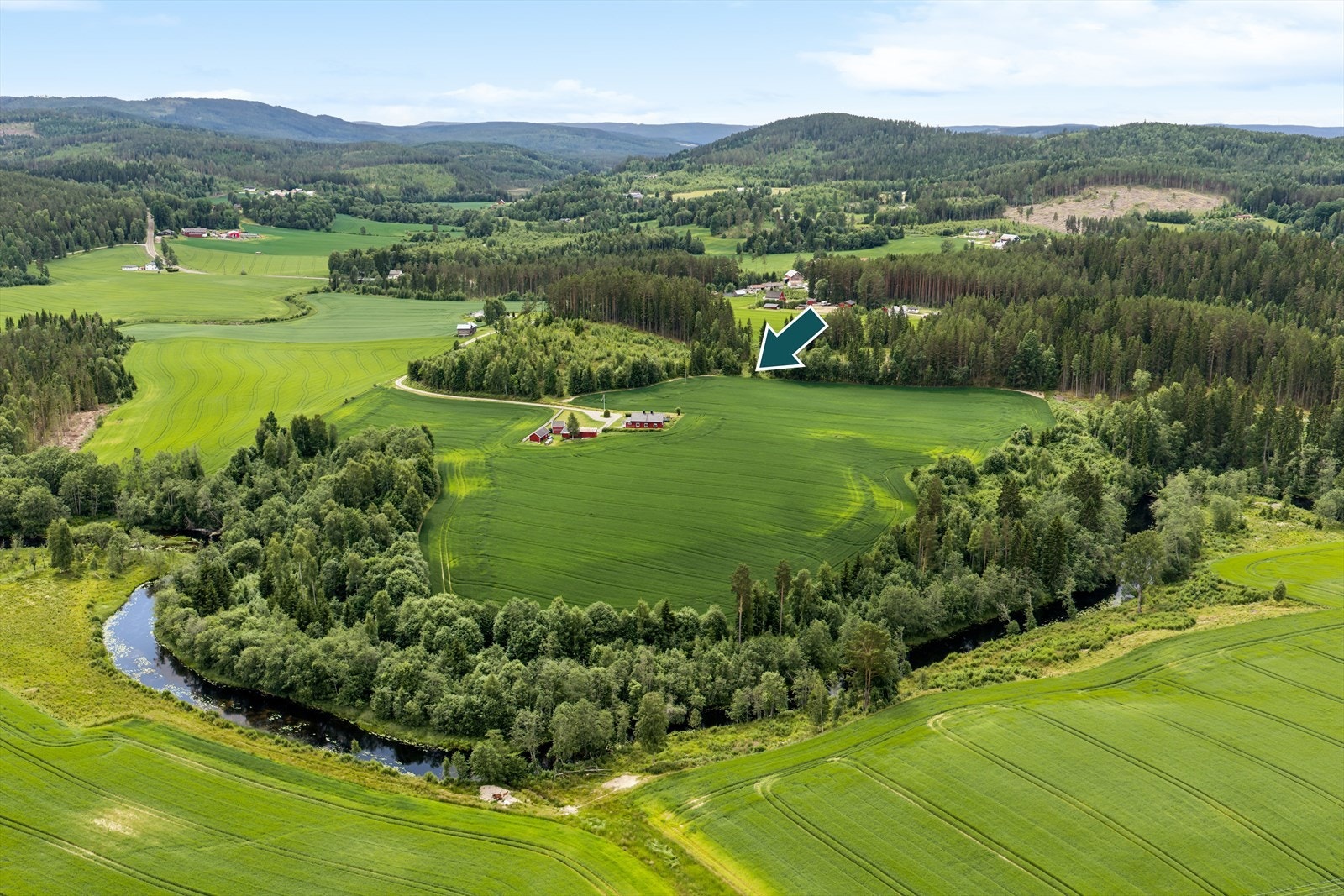 Idyllisk småbruk med strandlinje til Skasåa, usjenert beliggenhet og tomt på ca. 100,9 mål. Galleribilde