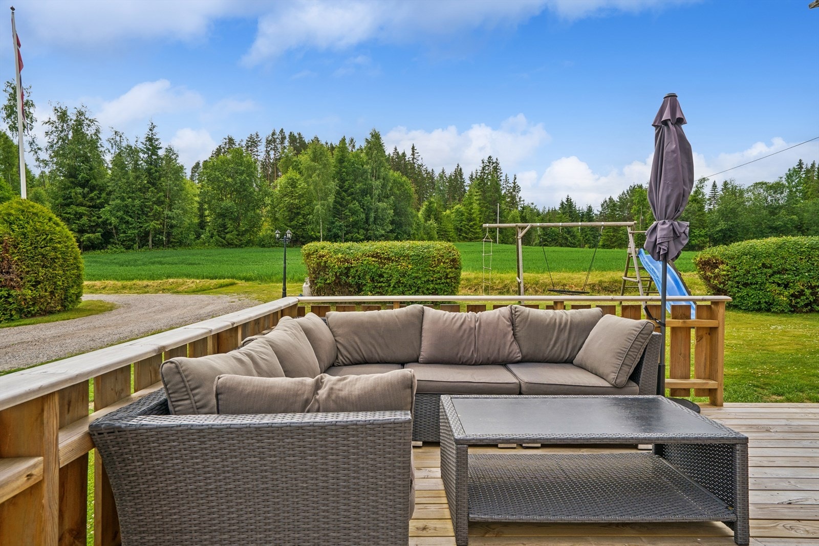 Terrassen ved stuen er på 26 m² og har god plass til en stor sittegruppe. Galleribilde
