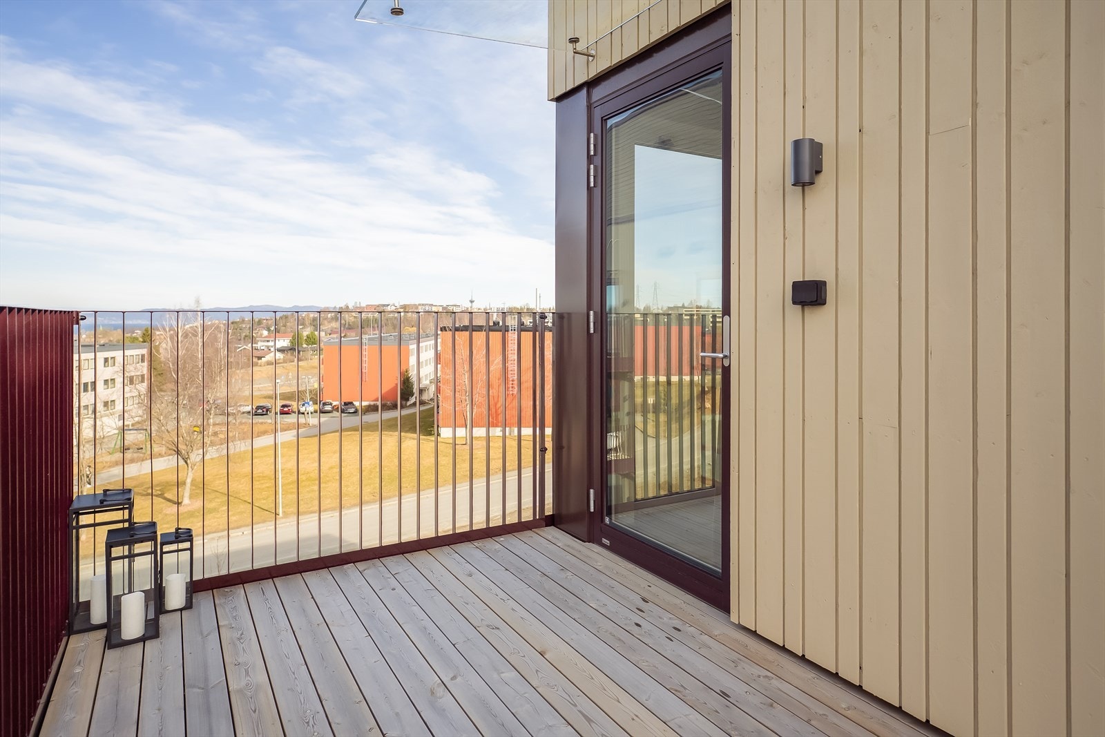 Balkongen er på 8m² og ligger vestvendt, med sol fra ca. 12:00 til sent på kvelden. Galleribilde