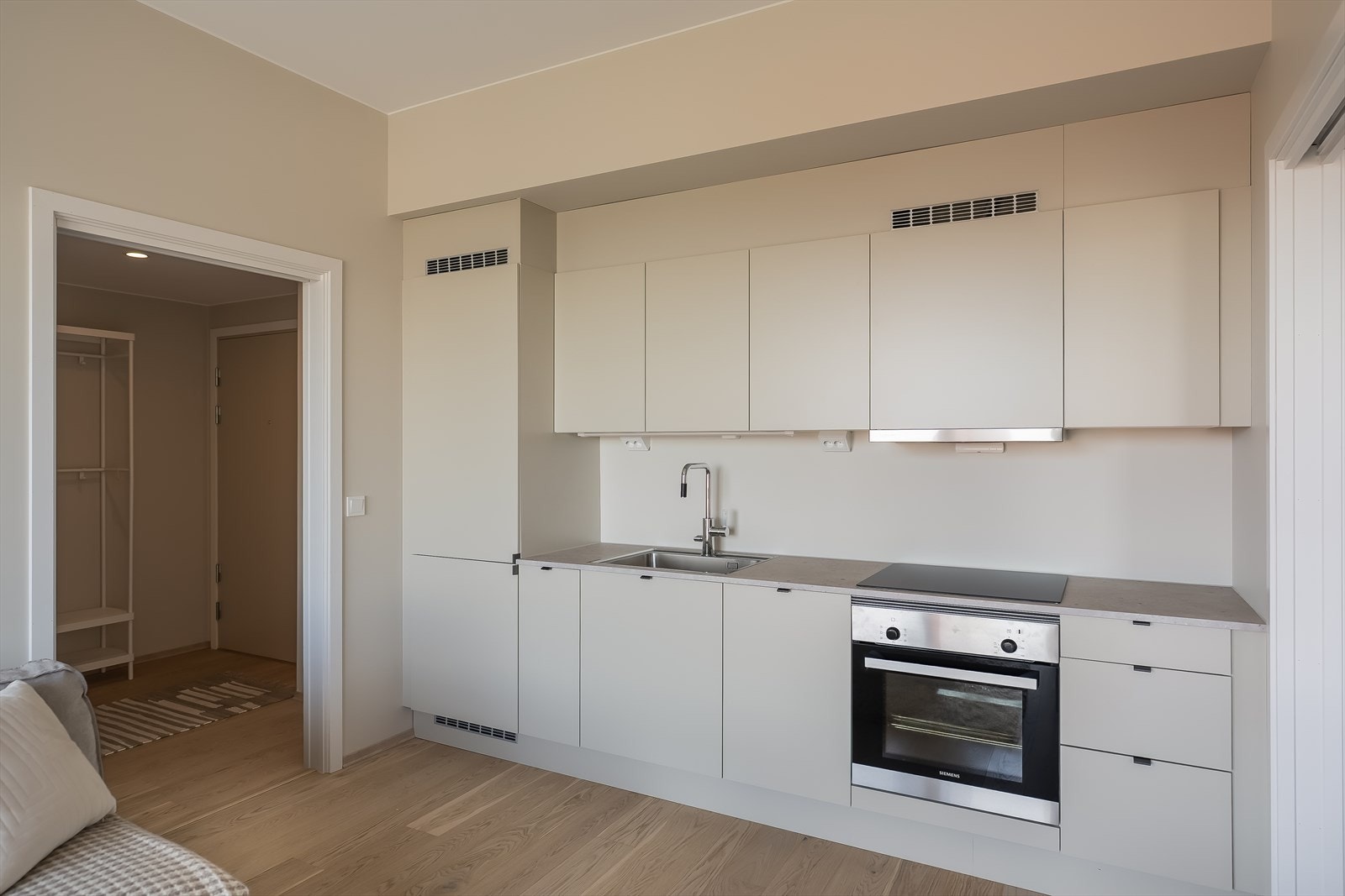 Videre et lekkert kjøkken fra HTH i "glatt beige" og med integrerte hvitevarer fra Siemens. Galleribilde