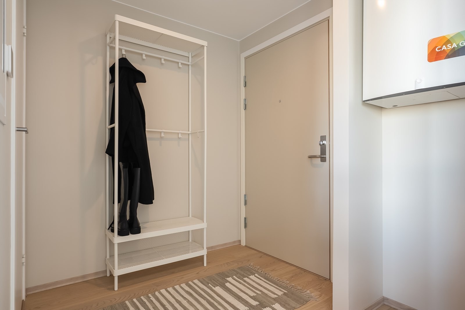 Gangen er 4,3 m² og gir muligheter for ytterligere oppbevaring. Det er også en romslig sportsbod på 5 m² i kjeller. Galleribilde