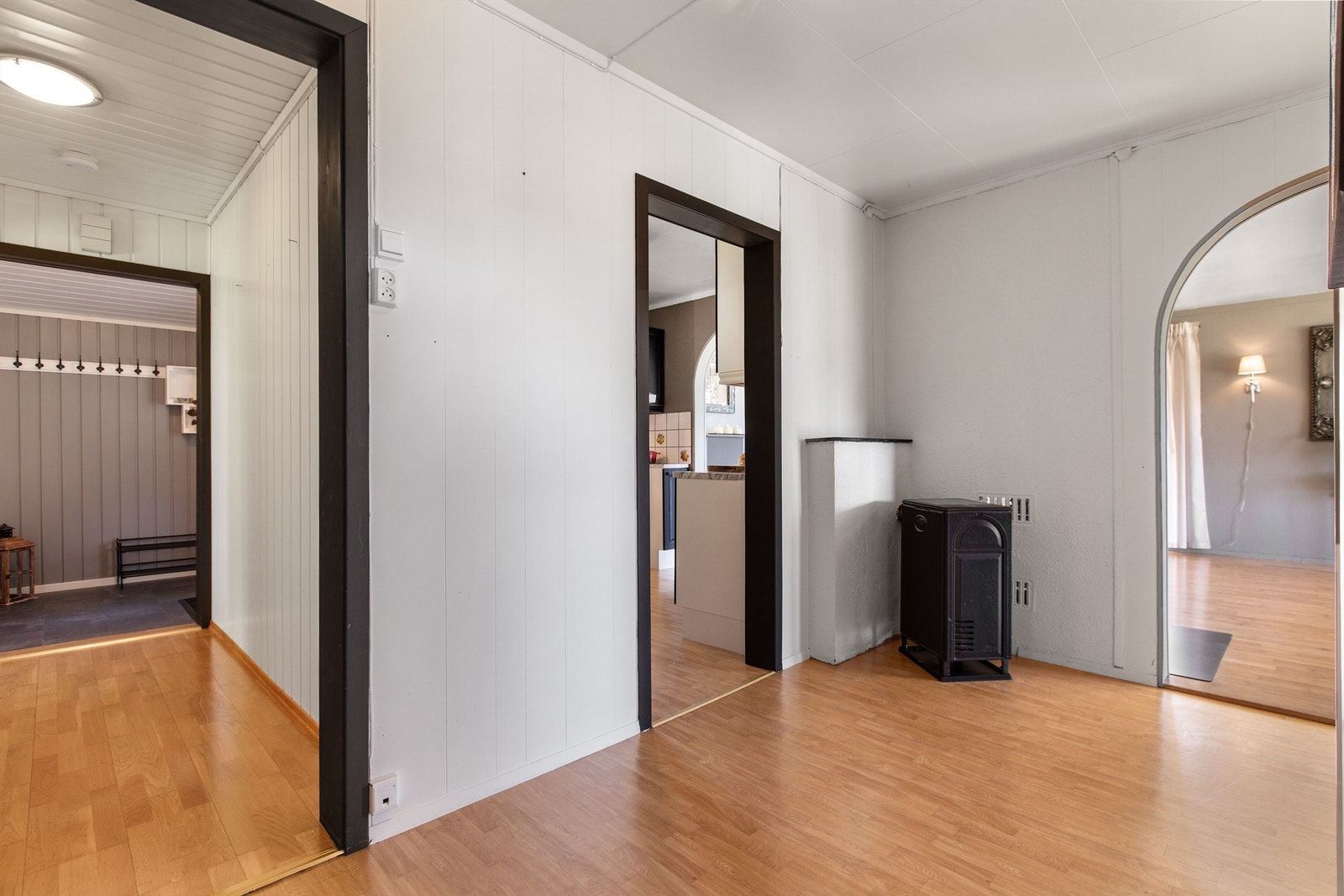 Fra entreen har man adkomst til to av soverommene og gang til videre inn i boligen. Fra gangen kommer man seg til resten av huset. Galleribilde