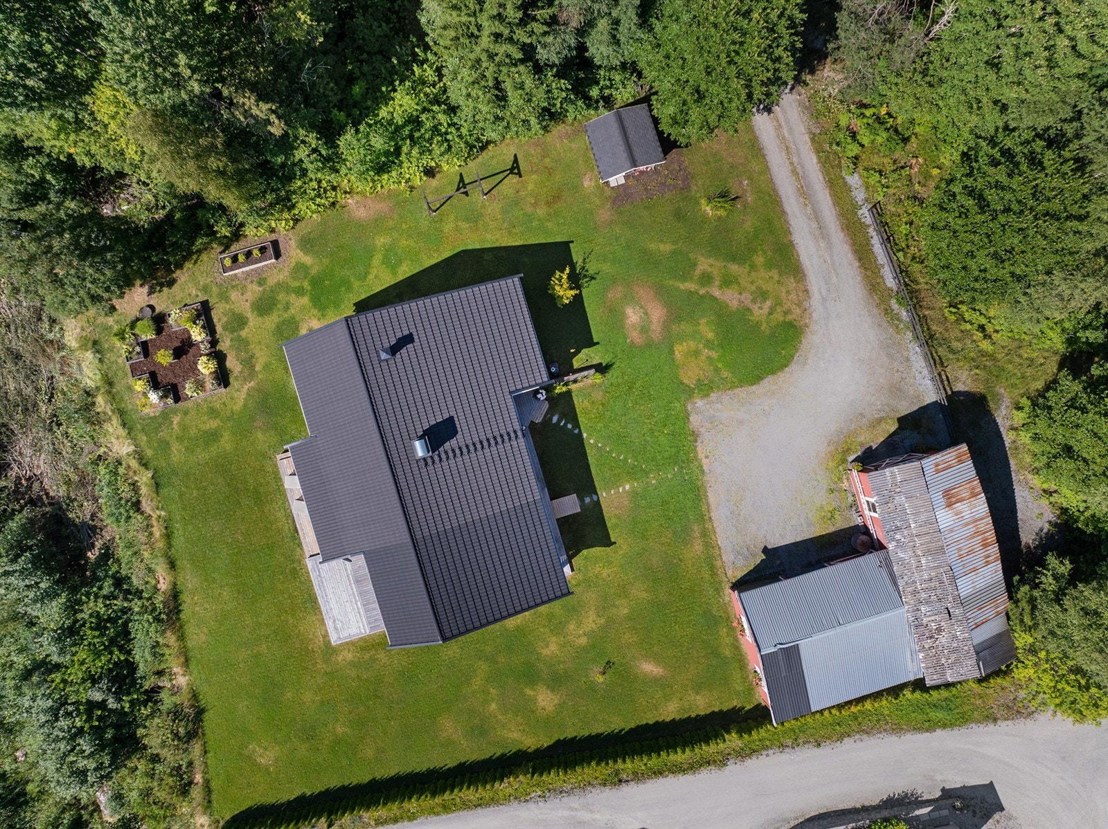 På eiendommen er det enebolig, garasje, uthus og et dukkehus. Galleribilde