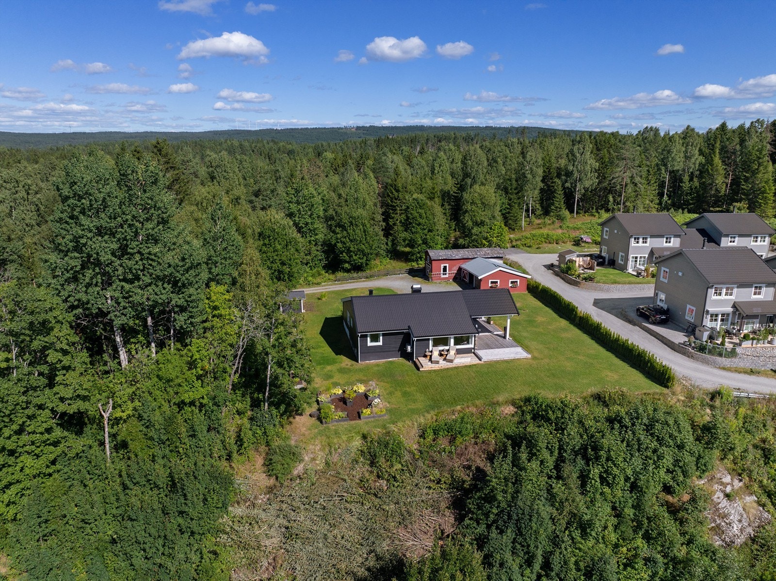 Umiddelbar nærhet til skog og mark. Galleribilde