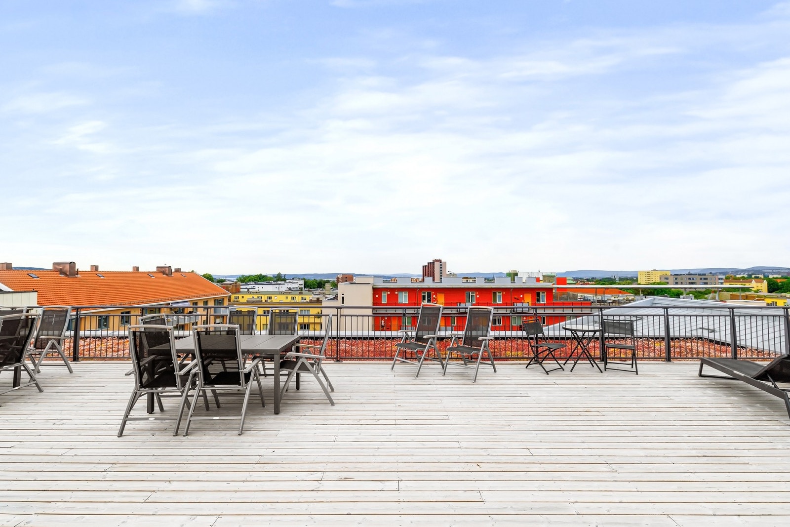 Det er en stor takterrasse med grill og bra utemøblement - perfekt for å samle familie og venner Galleribilde
