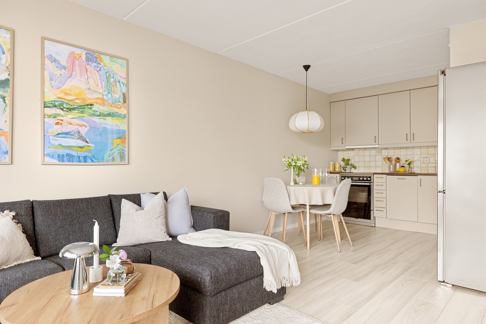 Det er naturlig plass til spisebord. Her kan alle dagens måltider nytes i ro og fred. Galleribilde