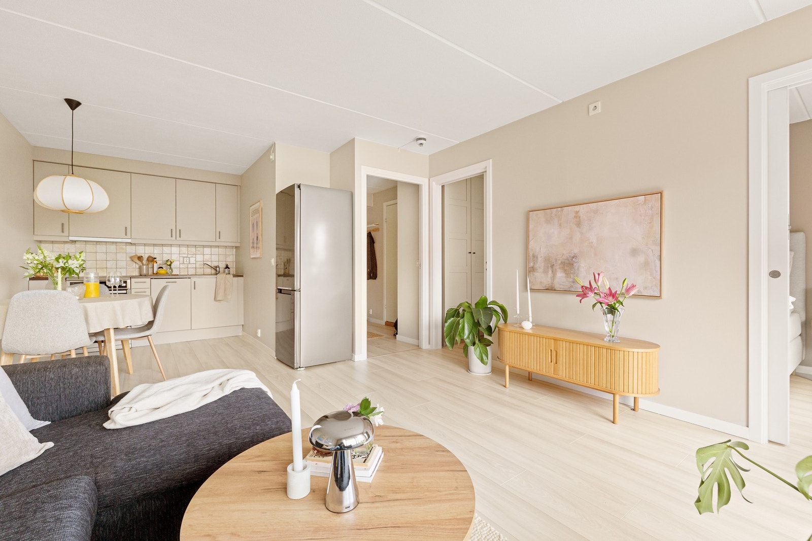 Stuen er lys og åpen med fine innredningsmuligheter. Galleribilde