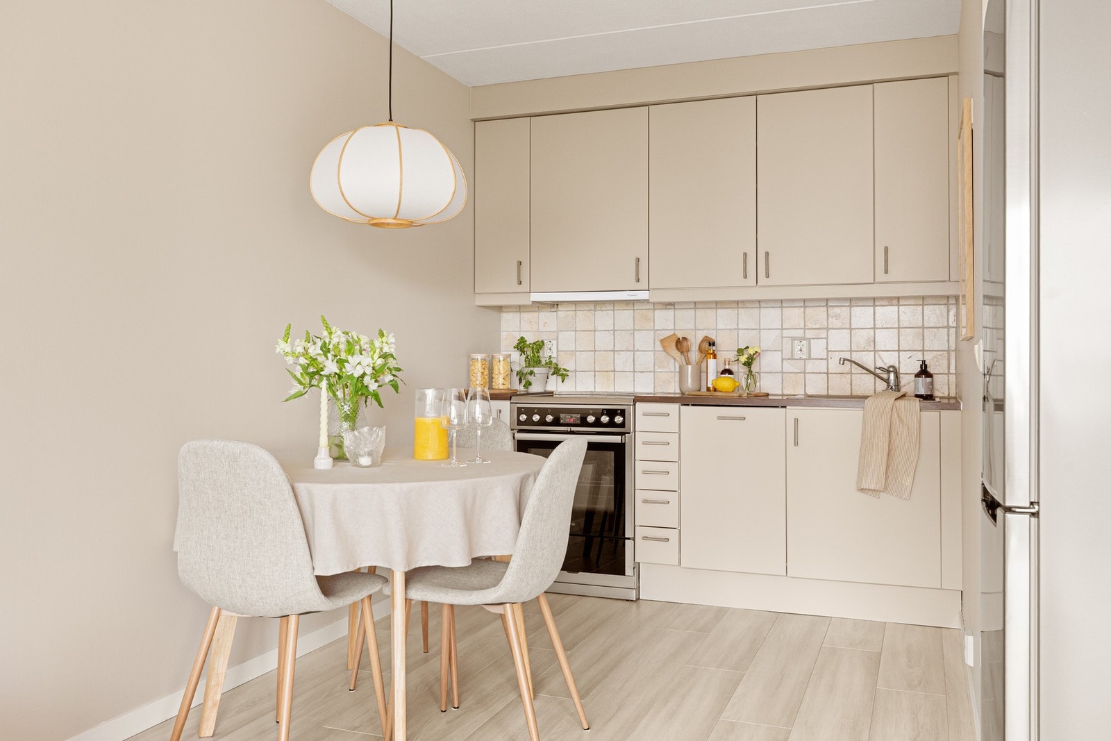 Kjøkkenet har god plass til spisebord, og for den som ønsker det, er det også mulighet for å etablere en kjøkkenøy. Galleribilde
