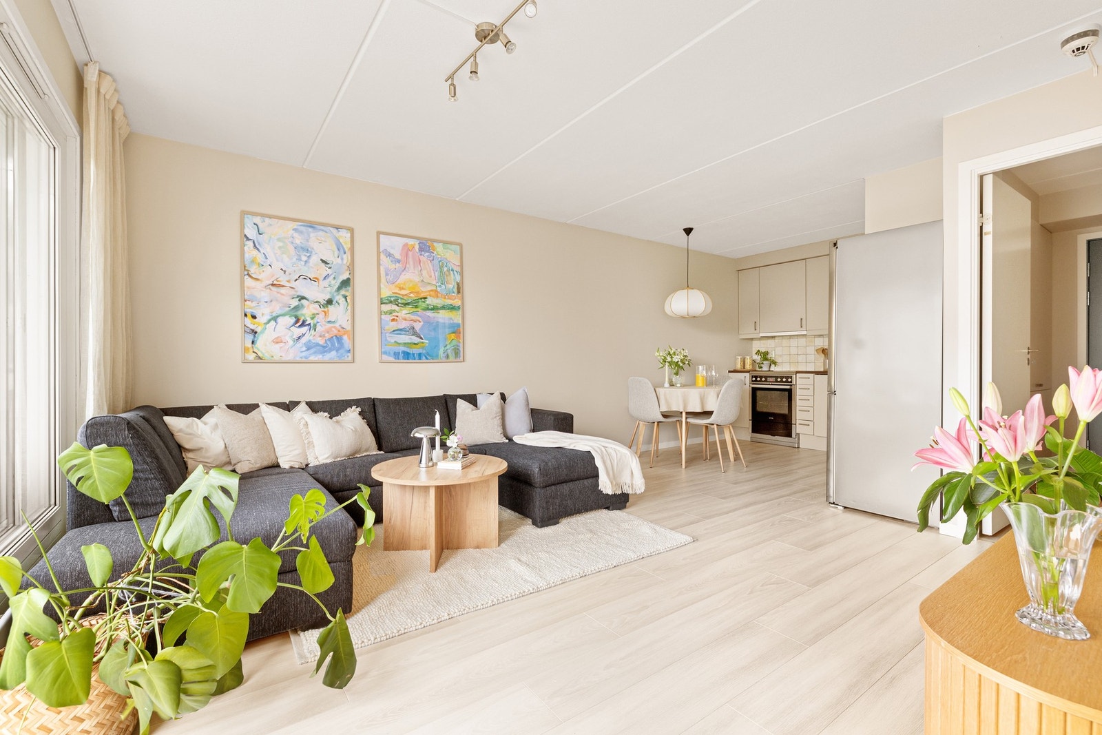 Kjøkkenet ligger i en åpen og sosial løsning mot stuen. Galleribilde