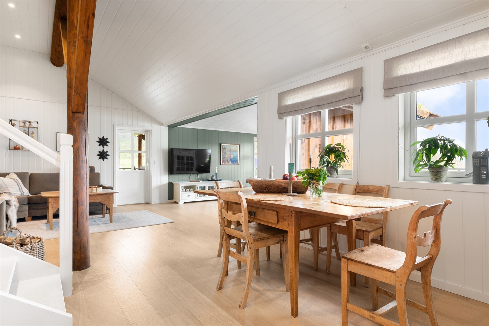 Lys og trivelig stue med utgang til veranda. Galleribilde