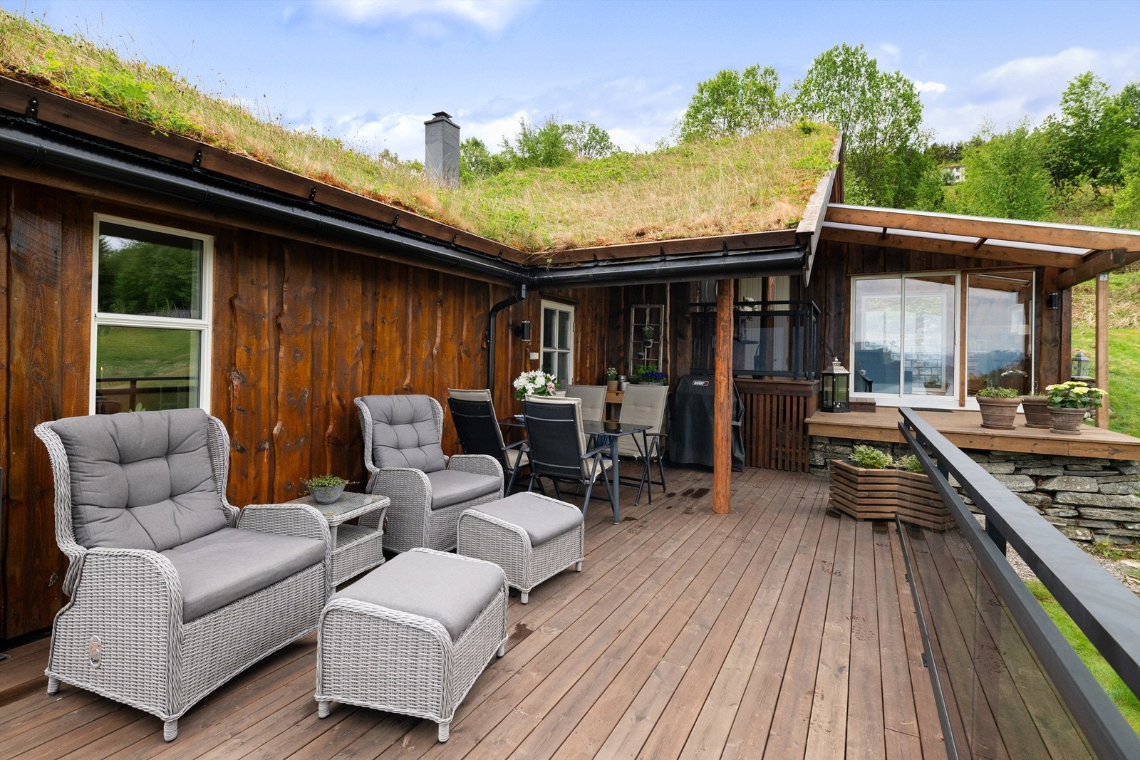 Romslig veranda. Hagestue i bakgrunnen. Galleribilde