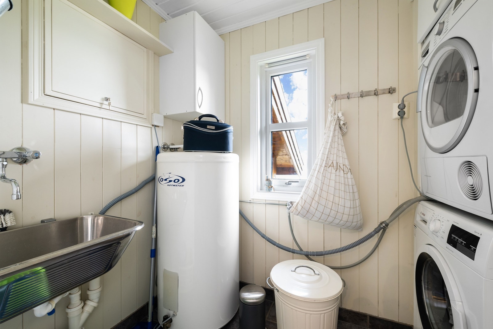 Bod, brukt som vaskerom, innenfor badet. Galleribilde